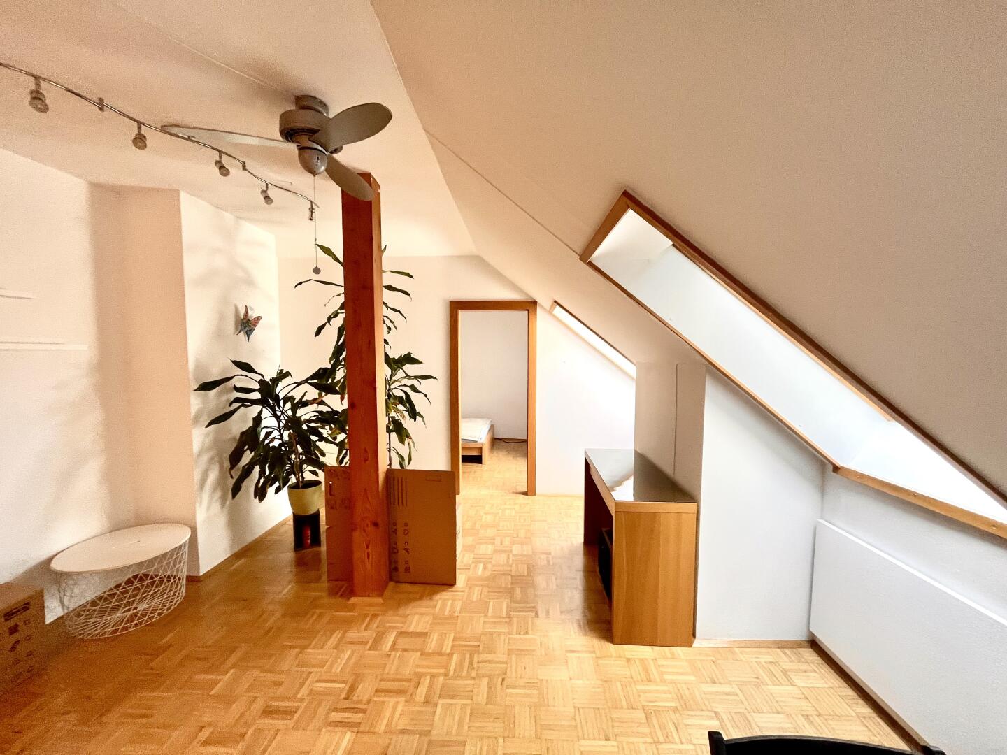 Ateliercharakter: Wohnen unter dem Dach: 2-Zimmerwohnung mit offener Küche. Top Infrastruktur