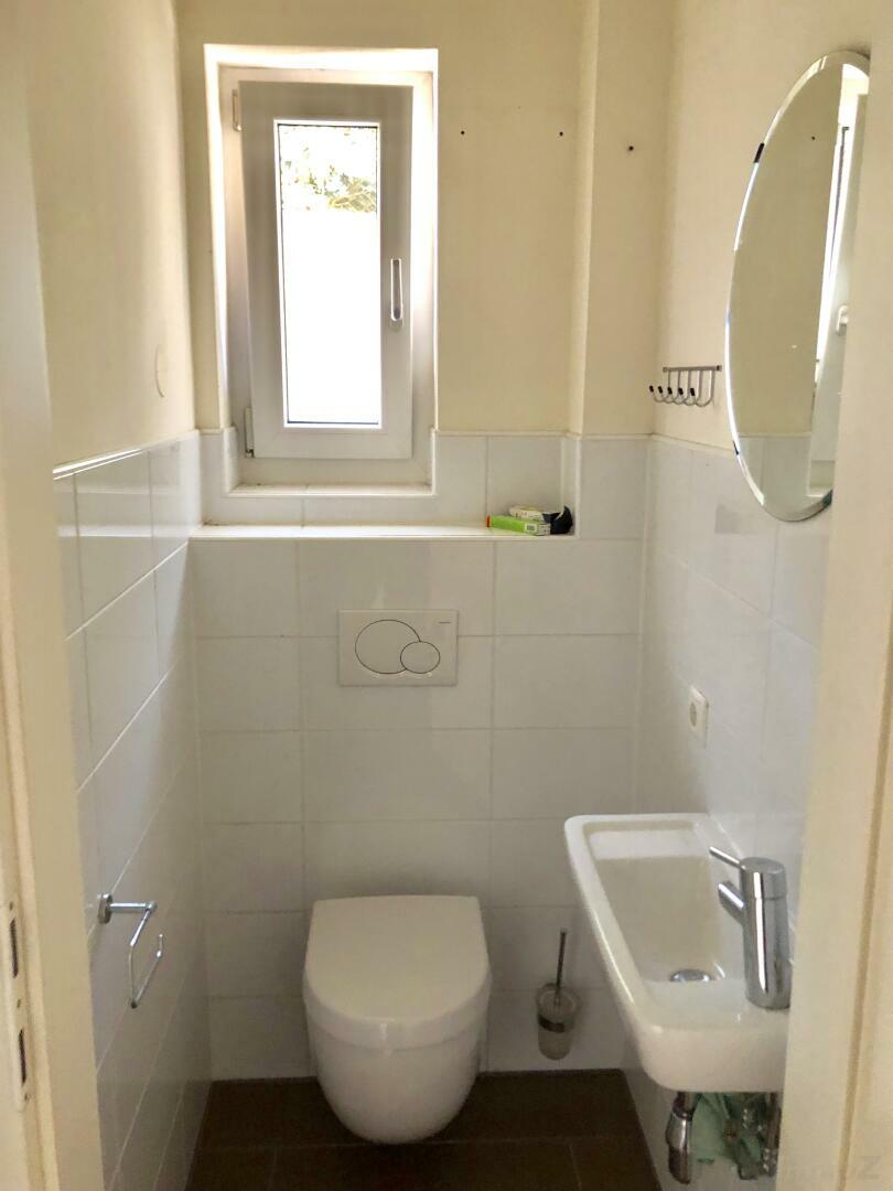 WC mit Waschbecken und Fenster