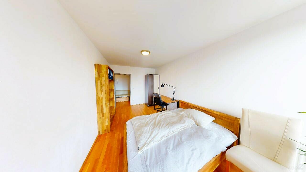 Schlafzimmer mit Balkonzugang 