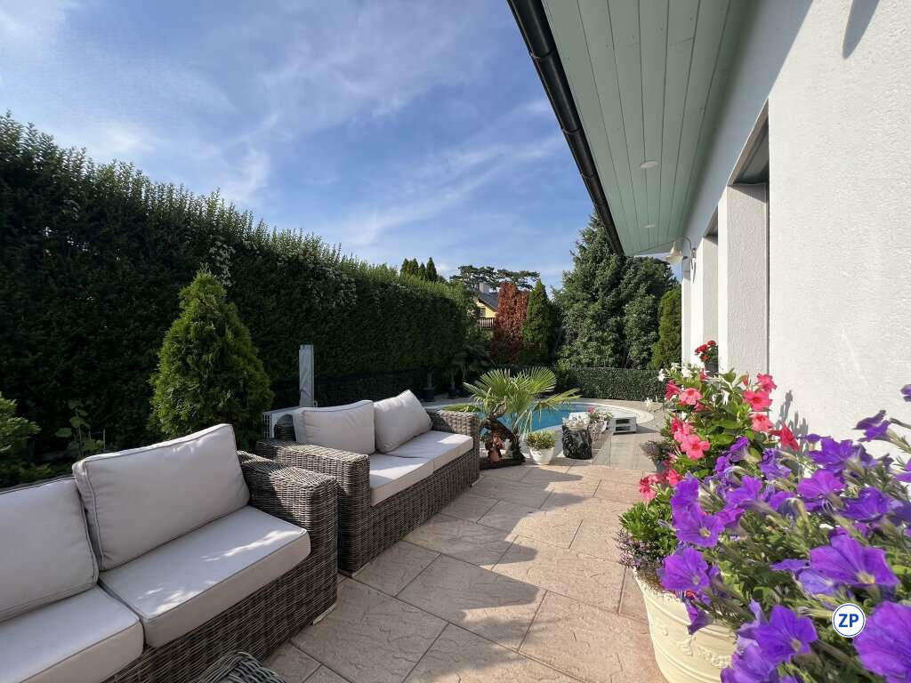 Traumhaus mit Pool und zwei Garagenstellpltzen ! /  / 2603 Felixdorf / Bild 3