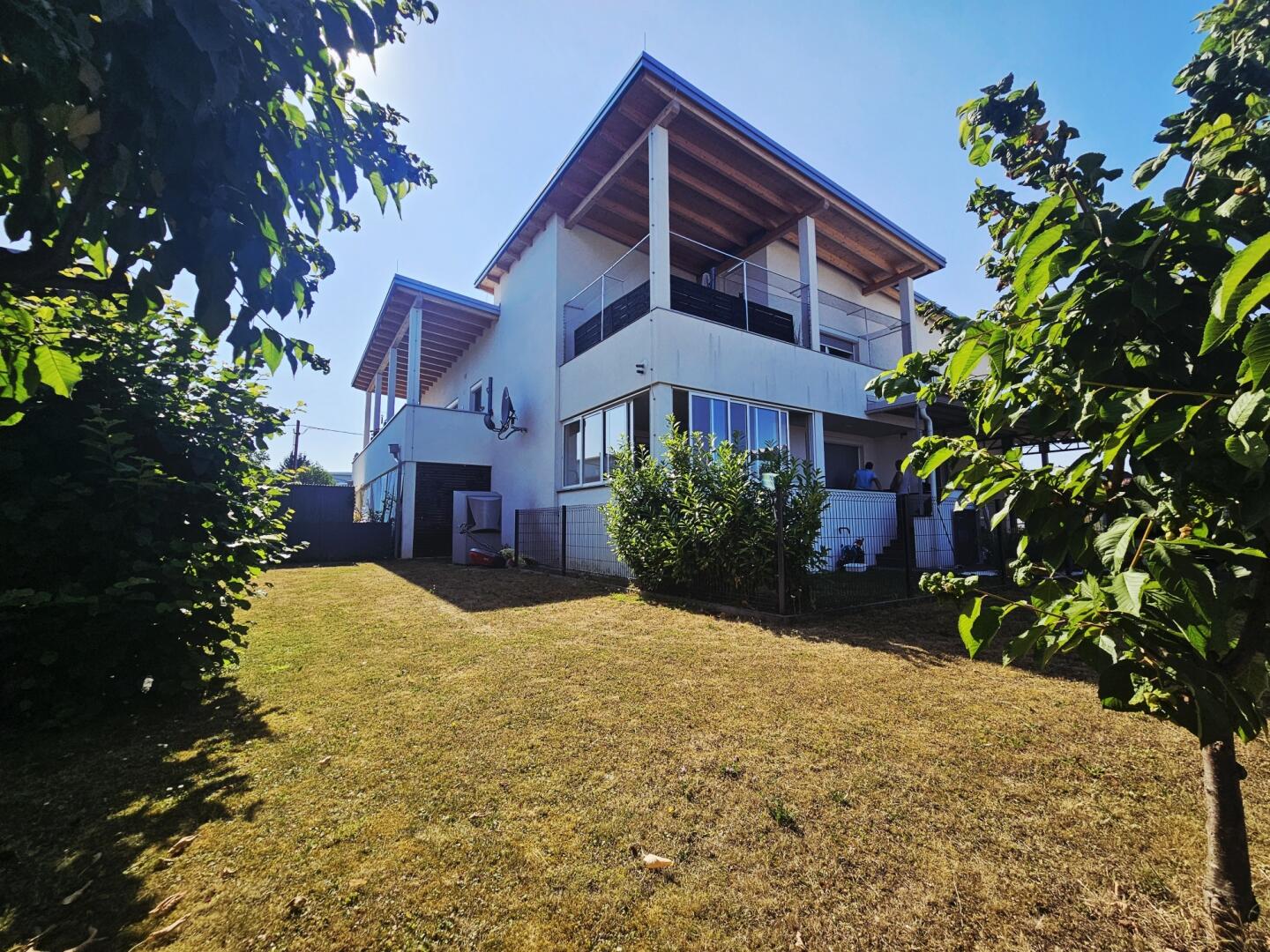 Moderne & vielseitige 4-Zimmer-Wohnung mit großzügiger Terrasse, Eigengarten und Büro-Keller