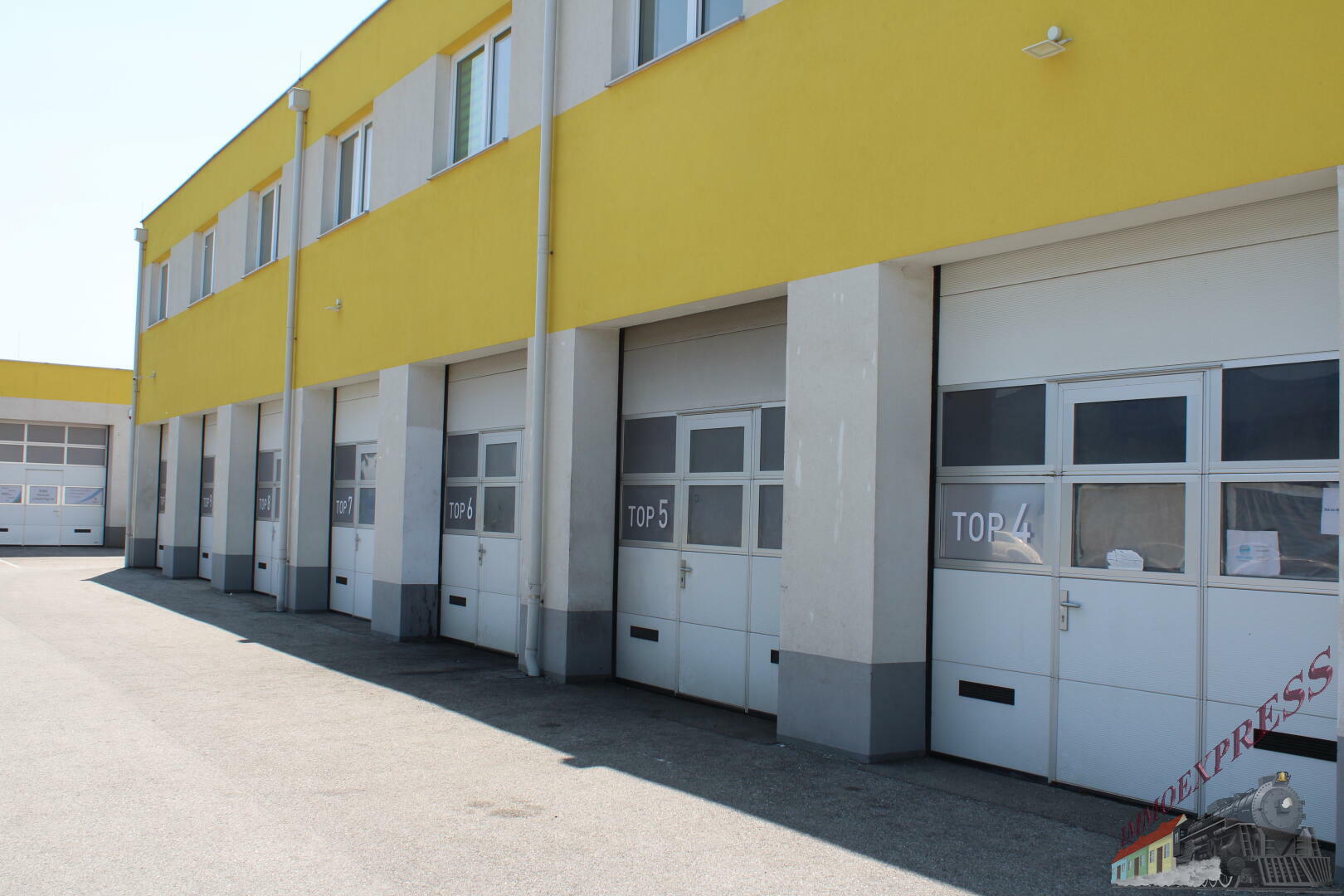 Sehr gut gelegene Garagenbox / Lager für Hebebühne geeignet und mit großem Einfahrtstor 3 m x 3 m Nähe Flughafen und ca. 12 Autominuten von Wien entfernt - ideal auch für Startups