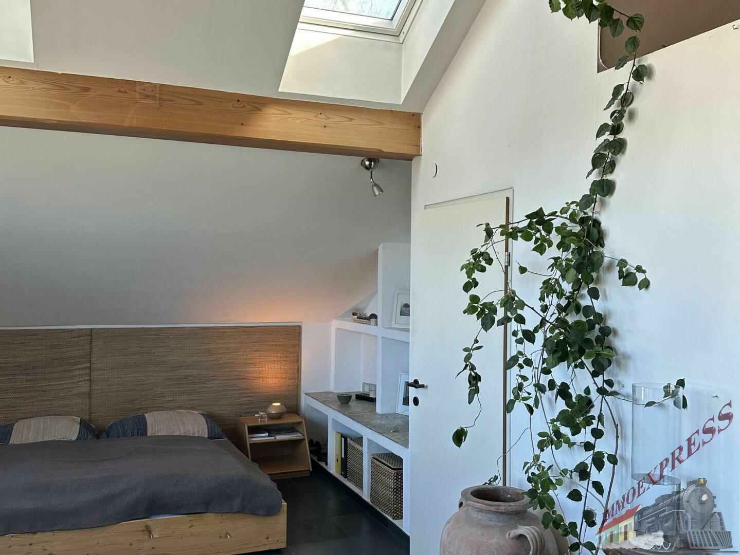 Charmante Atelier- oder 2 Zimmerwhg - DG - Salzburgblick - gemauerter Kaminofen - Sichtdachstuhl