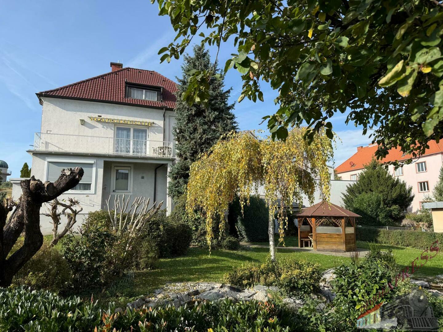 Sehr gut gelegenes Einfamilienhaus in Eisenstadt mit Gartenteich, Pavillon, Laube und Garage sowie Werkstatt  - Grundstücksfläche fast 1.000 m²
