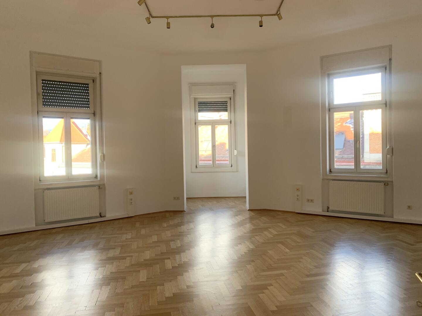 GroßzügigerTop-Altbau nächst  Geidorfplatz mit Parkplätzen. VERMIETET!