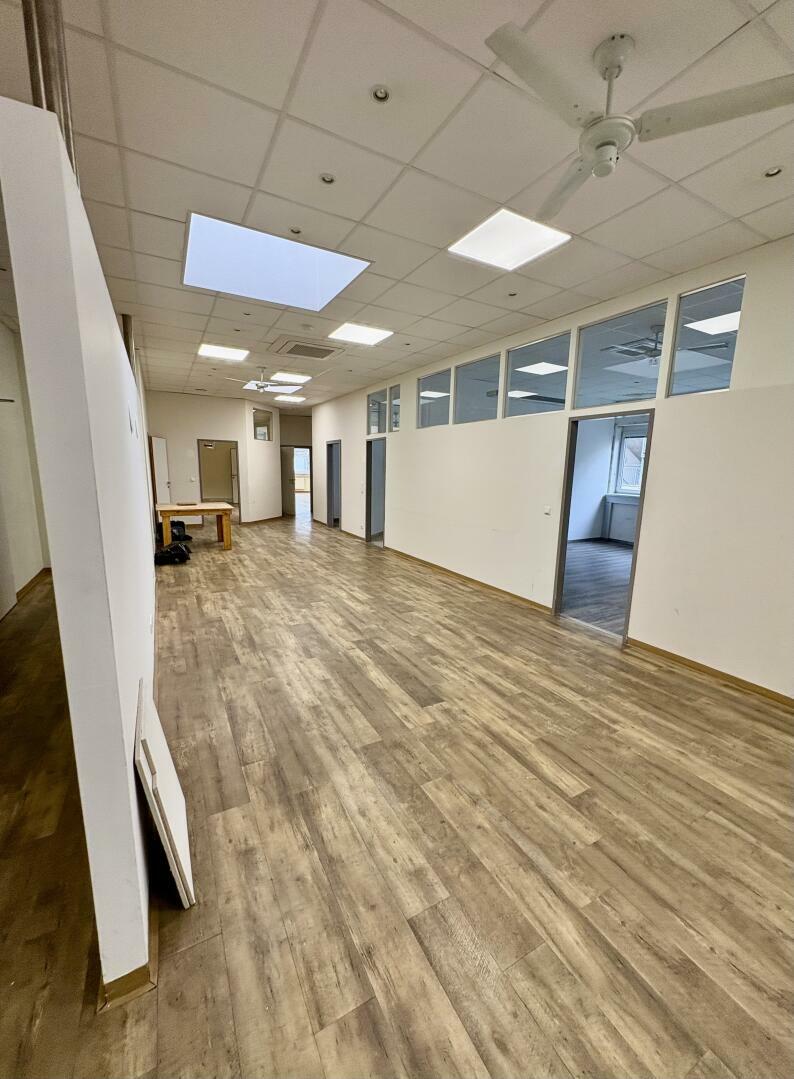 6,90 Euro Nettomiete / m²: Geschäftsflächen im 1.OG  mit Lift für Büro, Ordination, Seminar, Yoga etc. in einem kleinen Gewerbecenter
