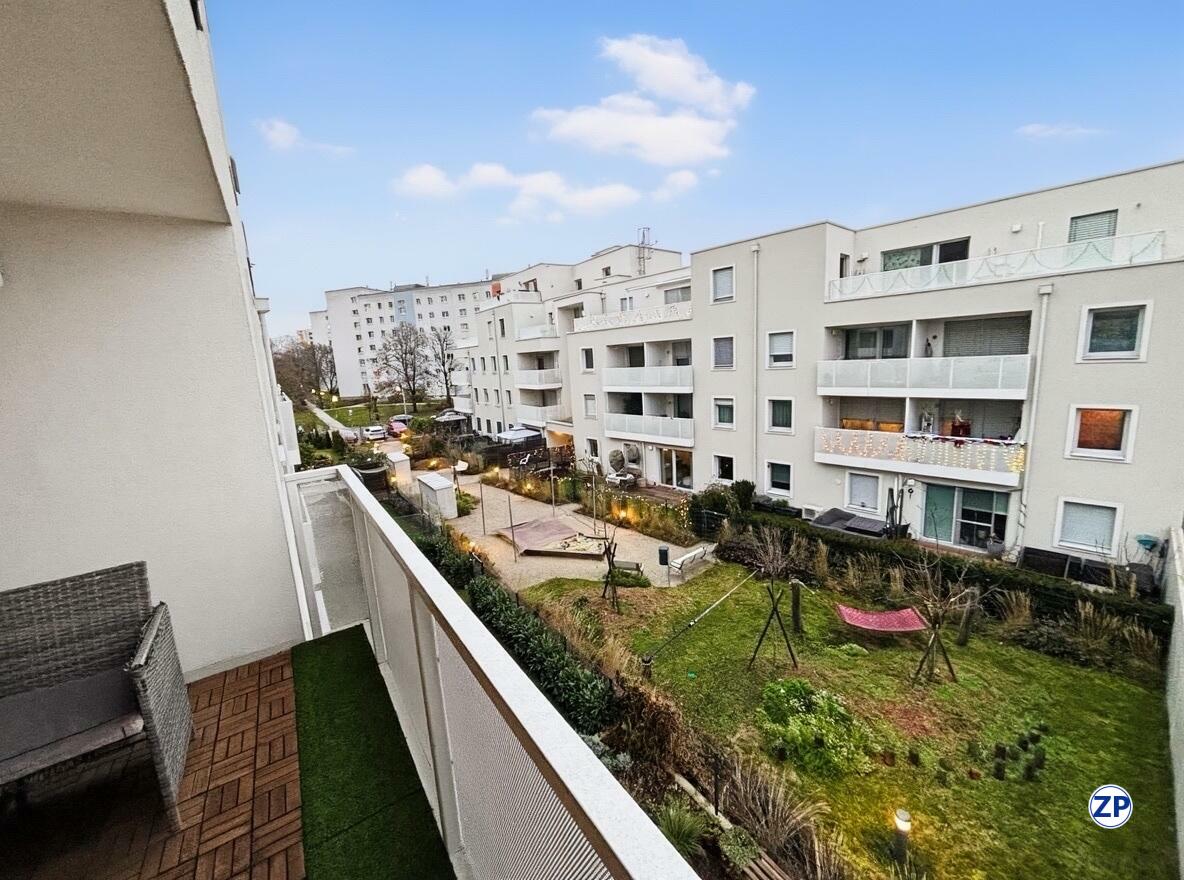 Furnished short-term apartment from 2 to 6 months or longer close to U2 station Hausfeldstra�e!