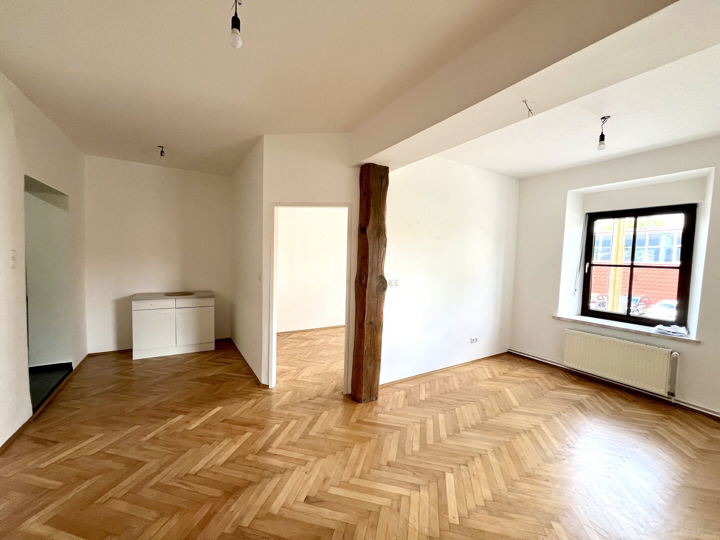 Wohn- Esszimmer mit Zugang ins Schlafzimmer