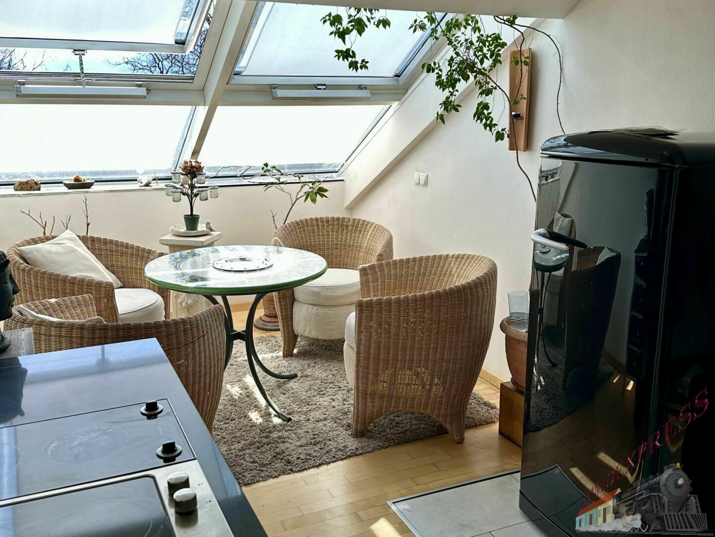 Charmante Atelier- oder 2 Zimmerwhg - DG - Salzburgblick - gemauerter Kaminofen - Sichtdachstuhl