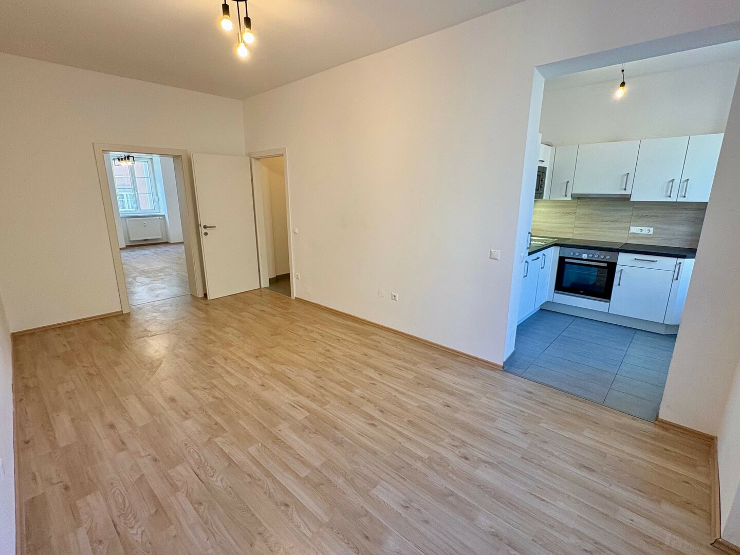 Wohn-/Essbereich - Blick zum Zimmer 2 und Vorraum