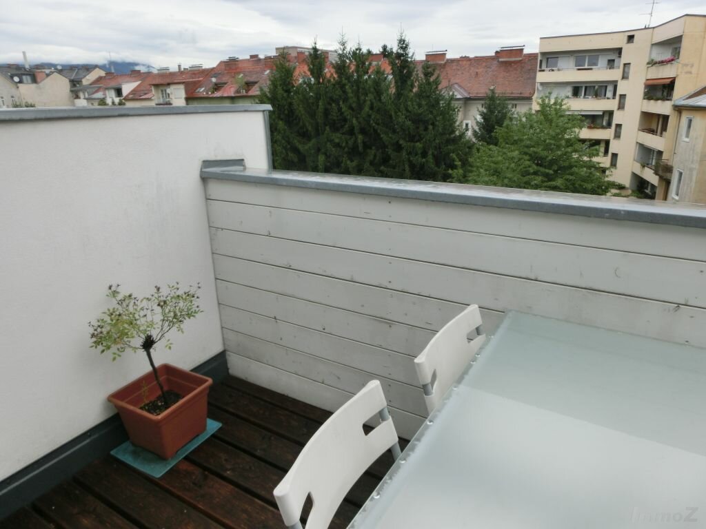 Nähe Innenstadt, schöne DG Maisonette in einem sanierten Altbauhaus mit Balkon und Schloßbergblick