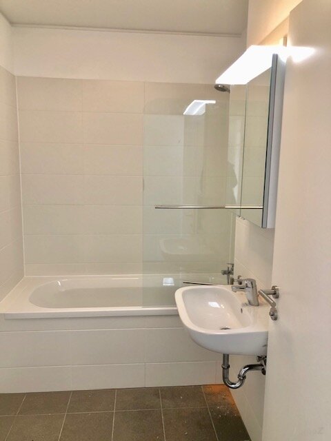 Bad mit Wanne (inkl. Duschwand) und Waschmaschinenanschluss