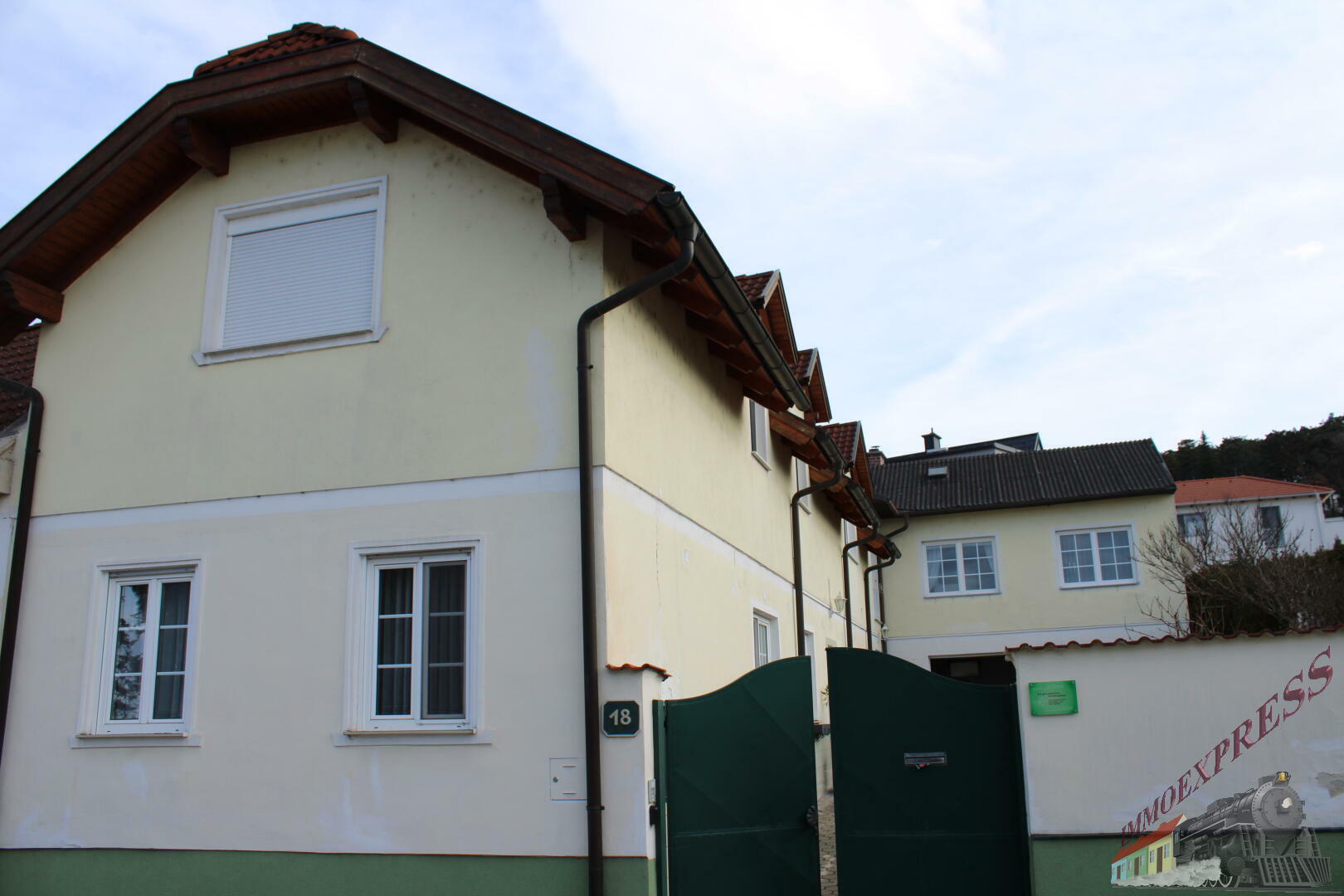 Sehr gut gelegenes Zweifamilienhaus in Mannersdorf  zum Teil im Innenbereich bei 1 Wohneinheit sanierungsbedürftig