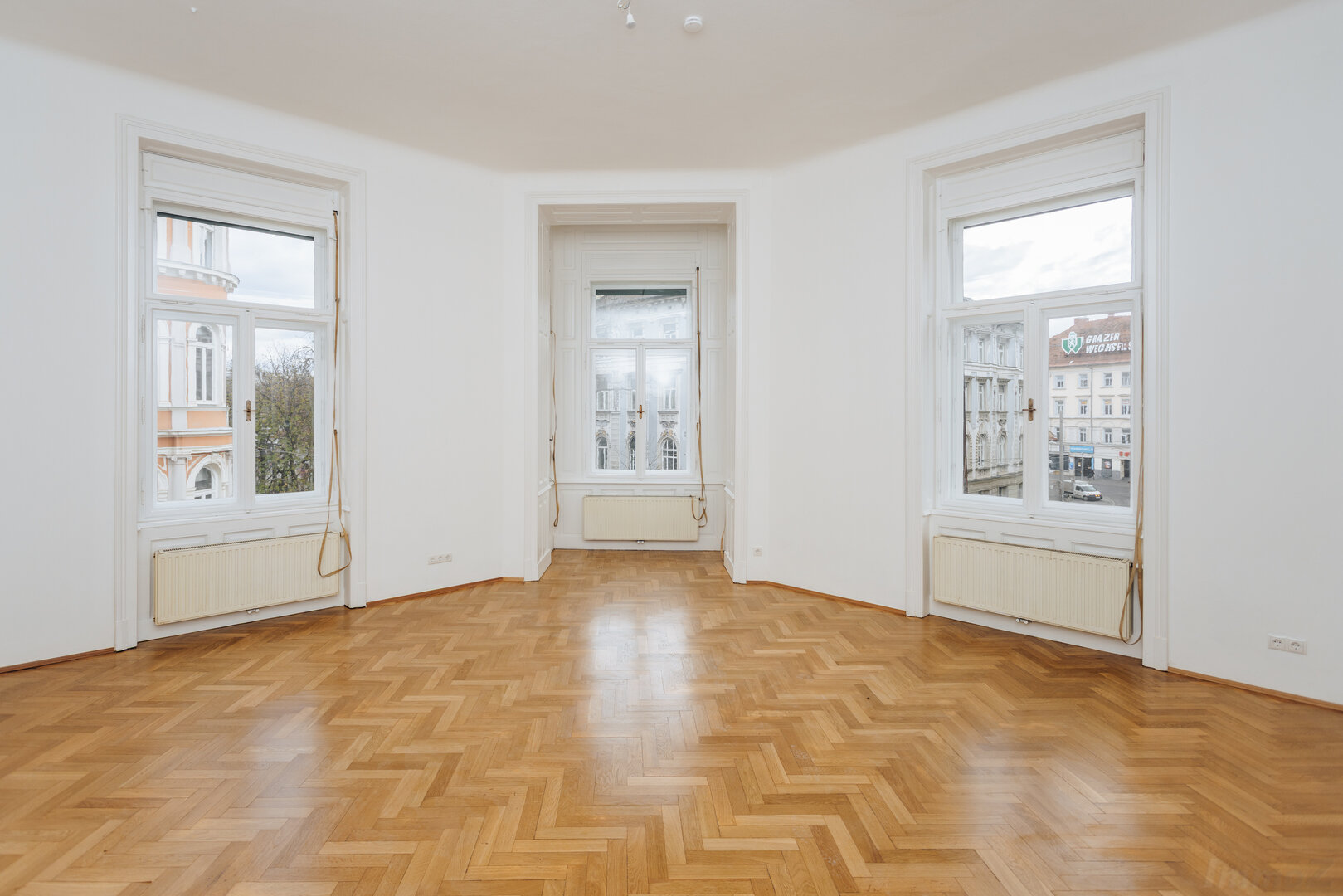 Erstbezug: Frisch saniertes Altbau-Büro mit 7 Zimmern in Bestlage (ca. 180 m²)