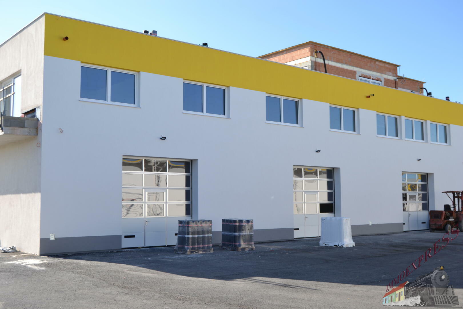 Top Montagehallen Höhe 4 Meter für Hebebühnen geeignet und Top-Lagerflächen in Fischamend