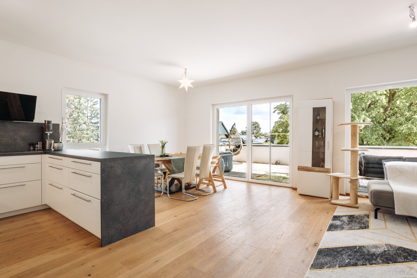 Lichtdurchflutete, moderne Wohnung mit großzügiger Dachterrasse in Tillmitsch