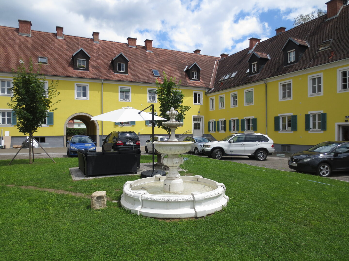Foto Hofansicht Mitte mit Springbrunnen
