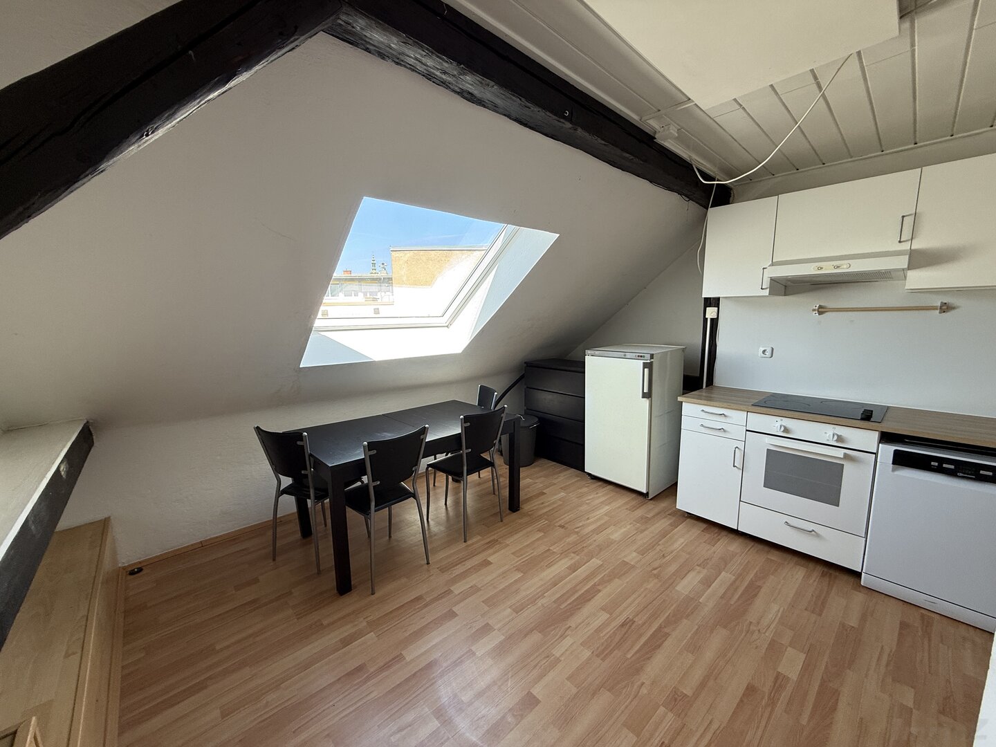 Anleger! Charmante Dachgeschoss-Wohnung in zentraler Ruhelage