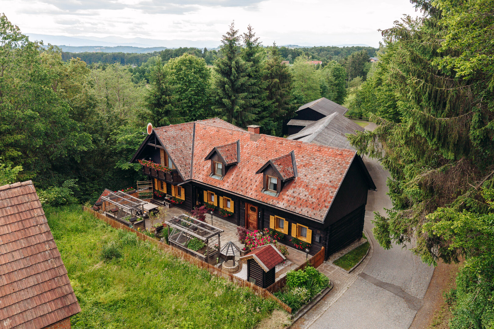 Großzügiges sehr gepflegtes Landhaus mit eigener Werkstatt und Lagerhalle zu verkaufen