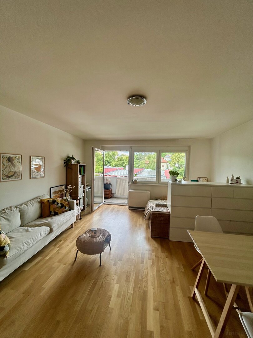 Uni nähe, herzige Garconniere mit großem Balkon mit schönem Ausblick zum Rosenberg