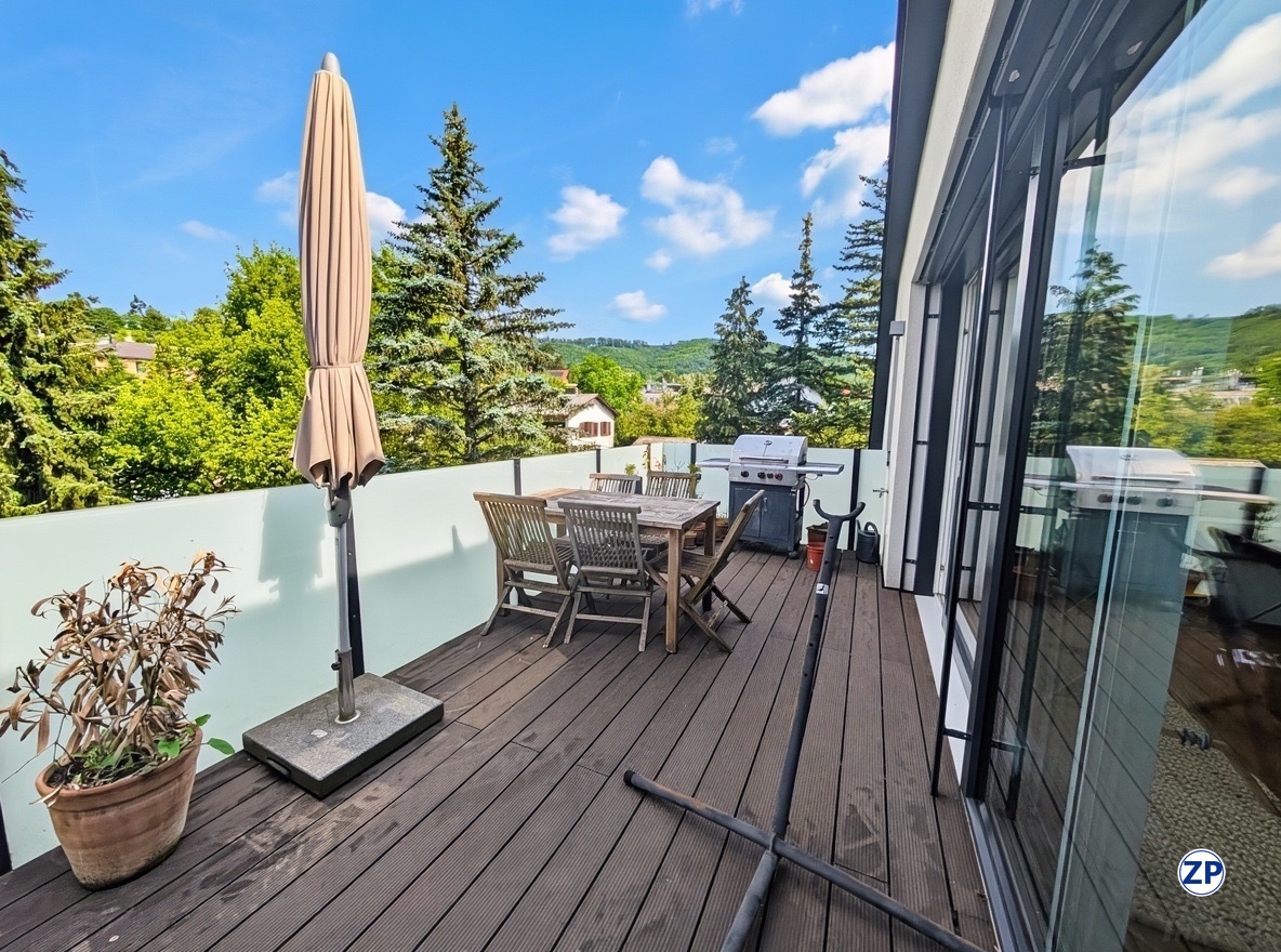 Moderne 4-Zimmer-Dachgescho�wohnung mit Villencharakter, gro�em Balkon und Garage am Wienerwald /  / 1140&nbsp;Wien / Bild 2