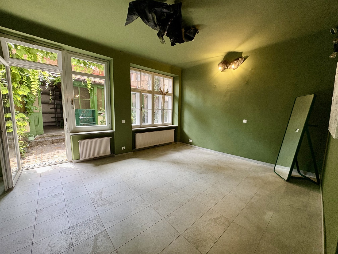 hofseitiges Zimmer