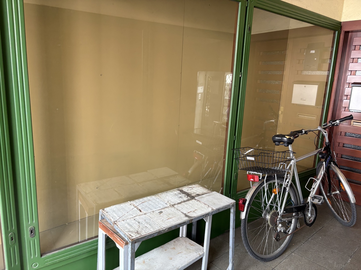Schaufenster im Gang