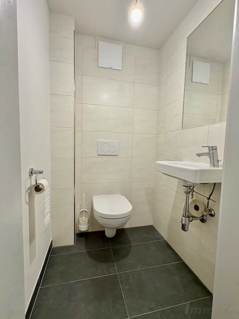 WC mit Waschbecken