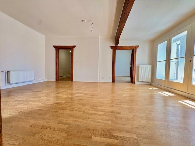 Blick ins Wohnzimmer und zum SZ u. Abstellräume