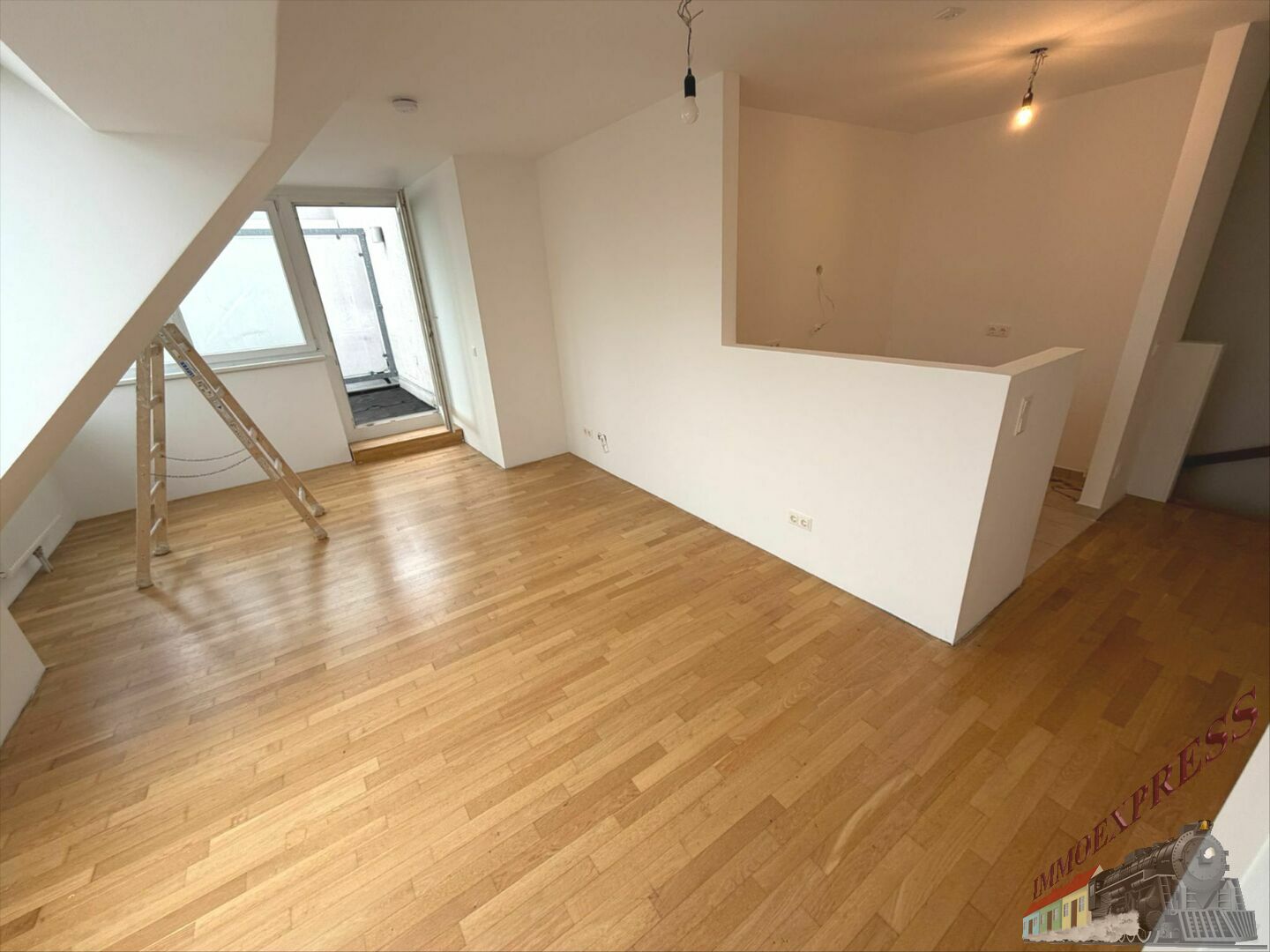Sanierte Dachgeschoß-Maisonette mit Wohlfühlterrasse und KFZ-Abstellplatz