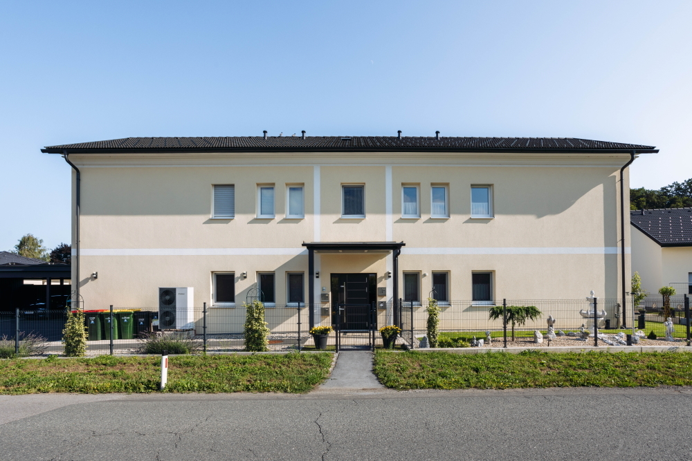 Eingang Mehrparteienhaus