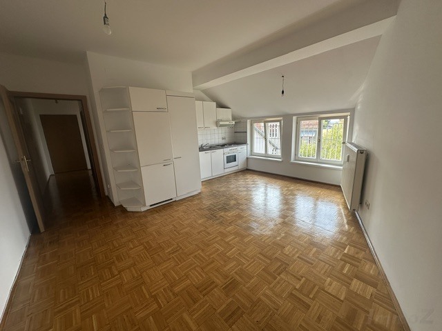 Schillerplatz nähe, entzückende 3 Zimmer  DG -Wohnung, optimal  für eine 2 er WG mit traumhaften Rundumblick