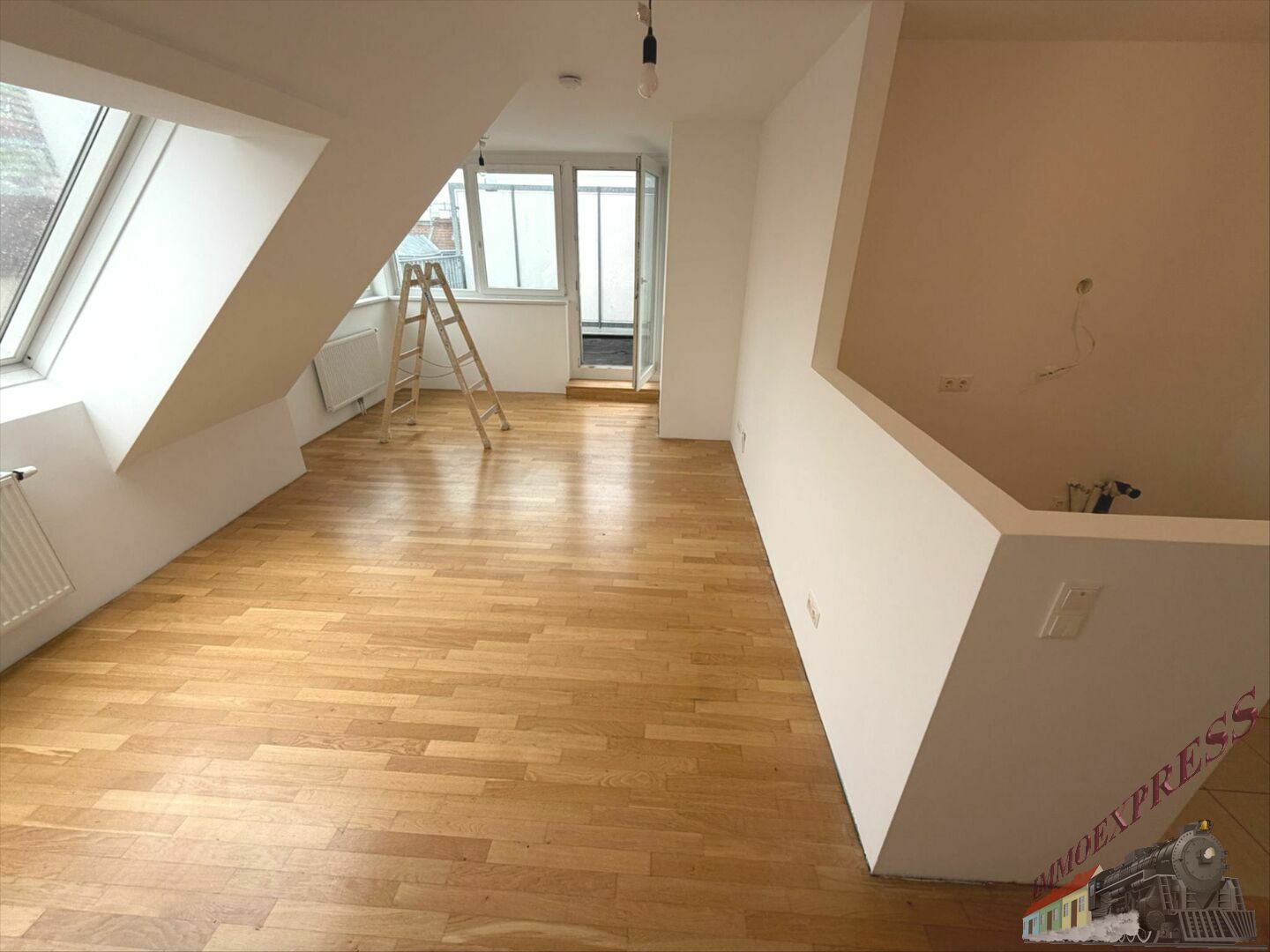 Wunderschöne , neu sanierte Dachgeschoß-Maisonette mit Terrasse und Garagenplatz