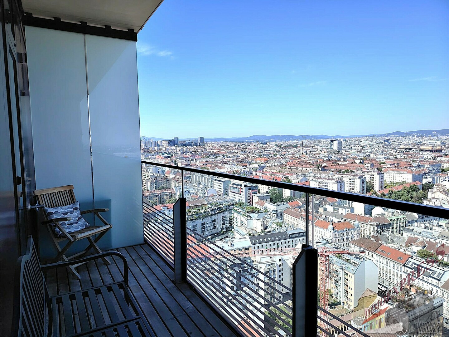 Herrlicher Blick über Wien! - Moderne, komplett eingerichtete 2-Zimmer Wohnung im Triiiple Tower mit großer Terrasse 9m² wartet!