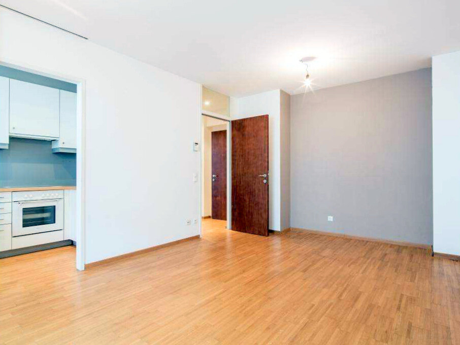 Wohnzimmer mit Zugang zur Küche