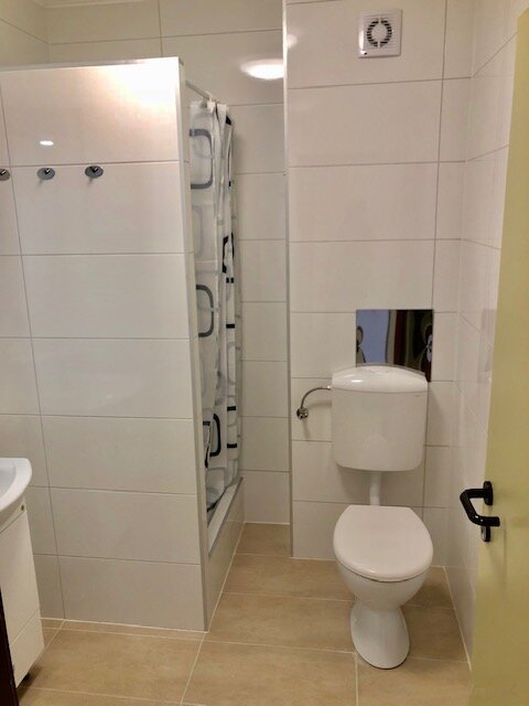 Bad mit Dusche und WC