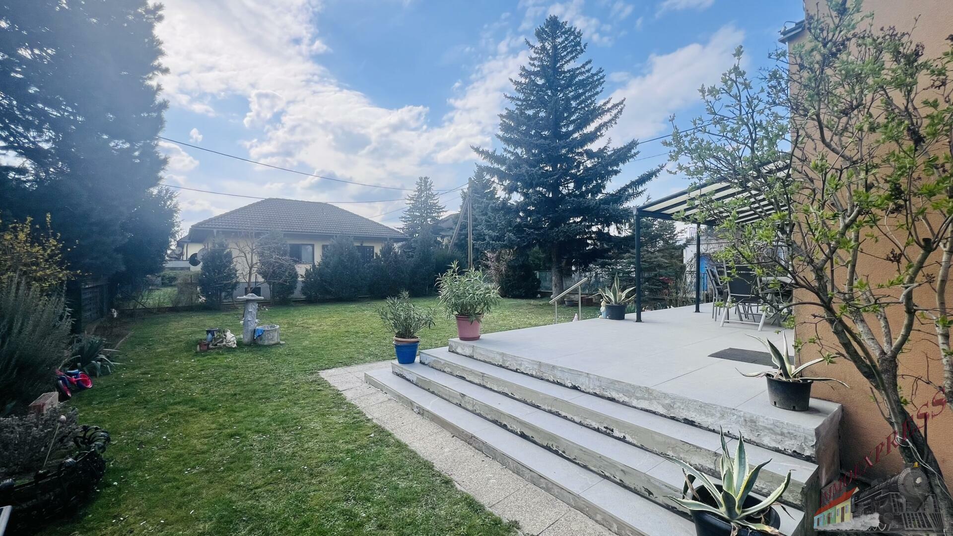 625 m² Familientraum mit Garten, Photovoltaikanlage, Klimaanlage, Garage und Keller