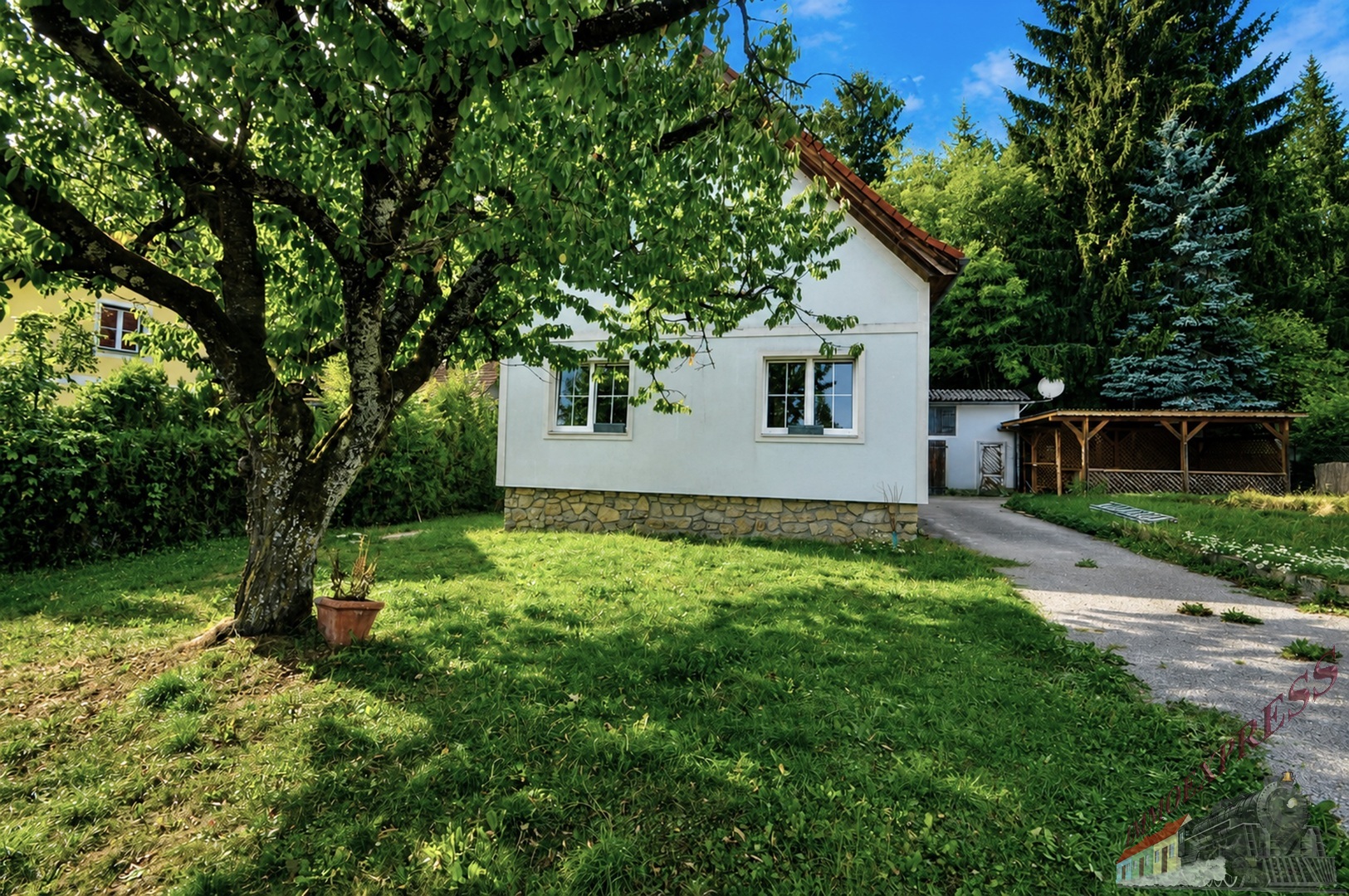 Gepflegtes Einfamilienhaus mit großem Garten und Pergola in Rohrbach