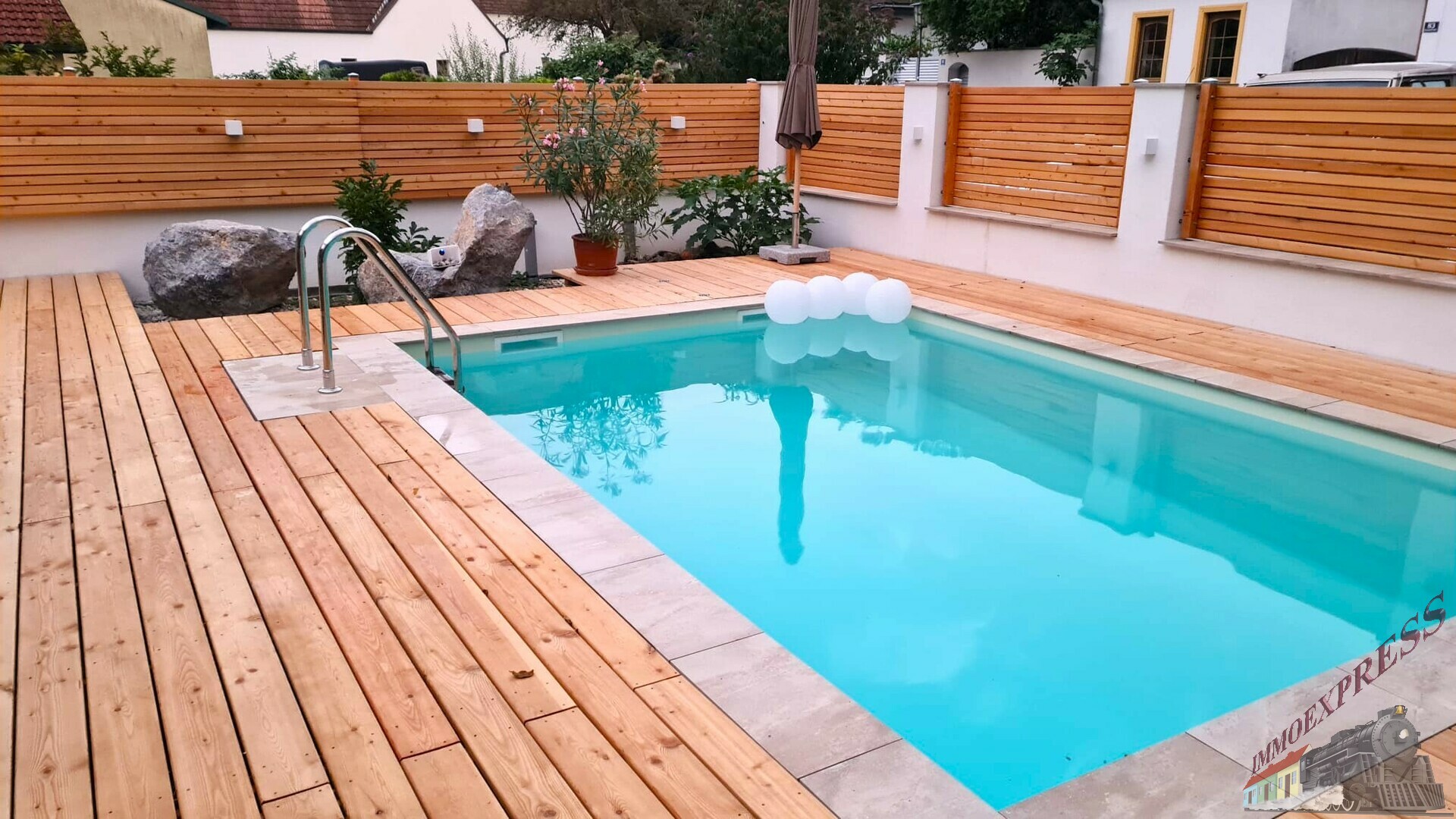 Großzügiges Ein-/ Zweifamilienhaus mit Pool in Ruhelage - zwei Eingänge