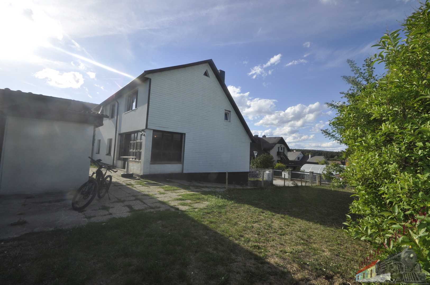 Geräumiges Einfamilienhaus mit großem Garten, Werkstätte und 2 Garagen