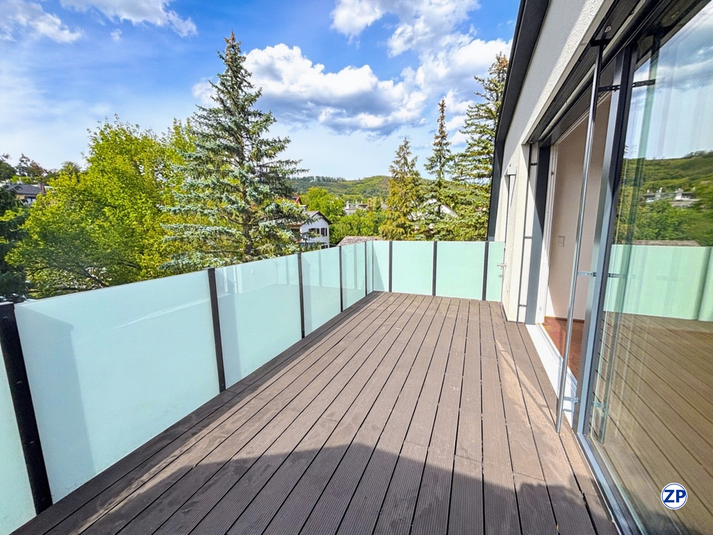 Moderne 4-Zimmer-Dachgescho�wohnung mit Villencharakter, gro�em Balkon und Garage am Wienerwald