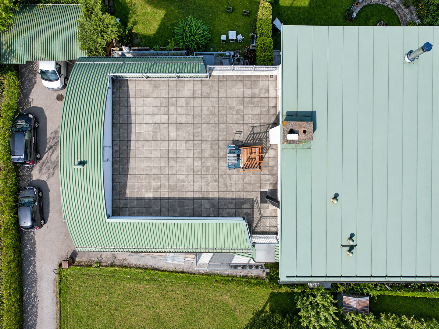 Sehr edle Rarität – außergewöhnliche Eigentumswohnung mit Südterrasse, 3,30 m Raumhöhe, & Garage!