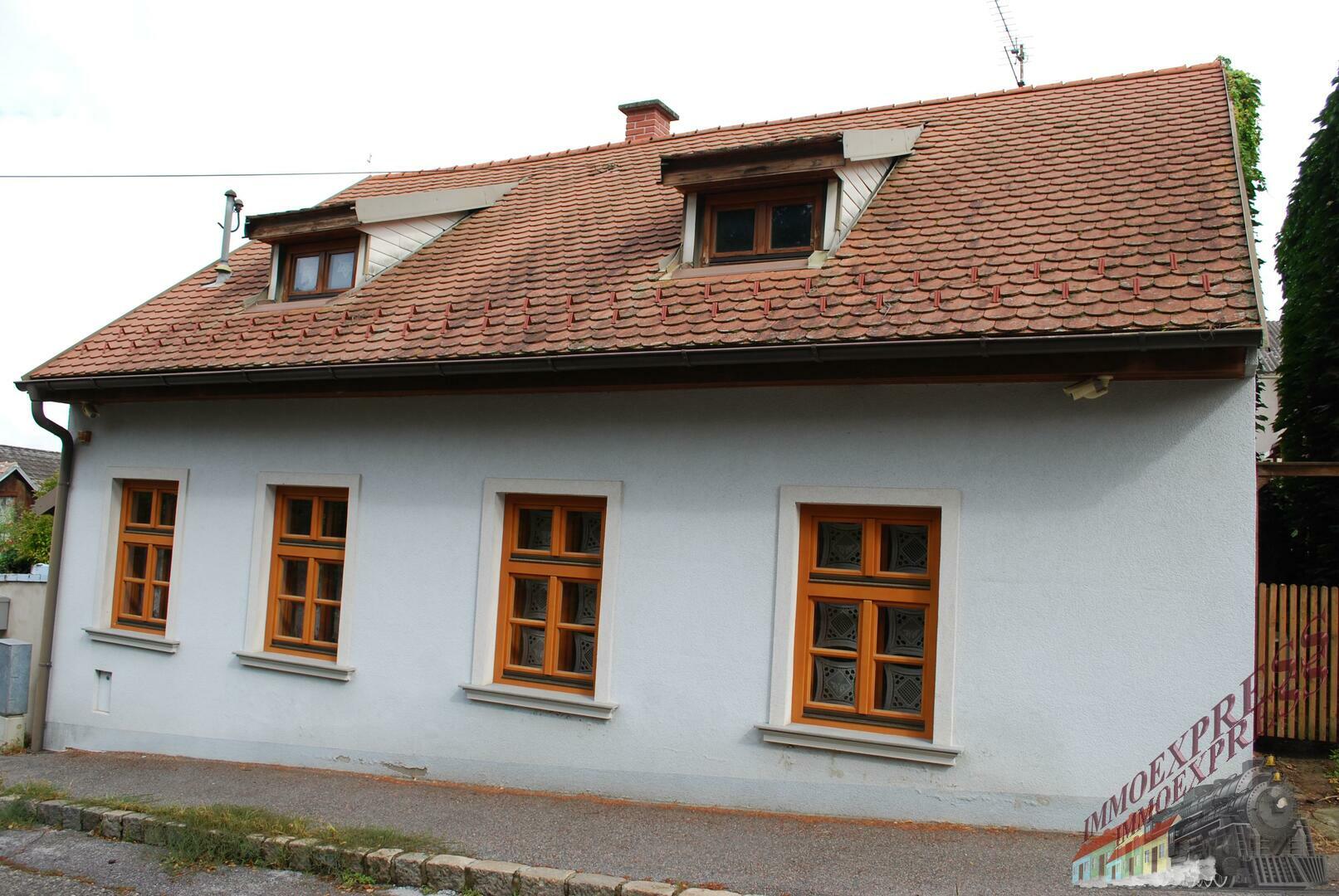 Einfamilienhaus mit Nebengebäuden und Weinkeller