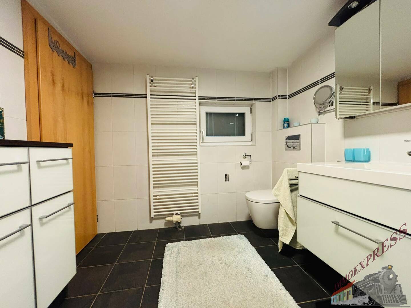 Badezimmer Gegenansicht | Toilette, Handtuchtrockner