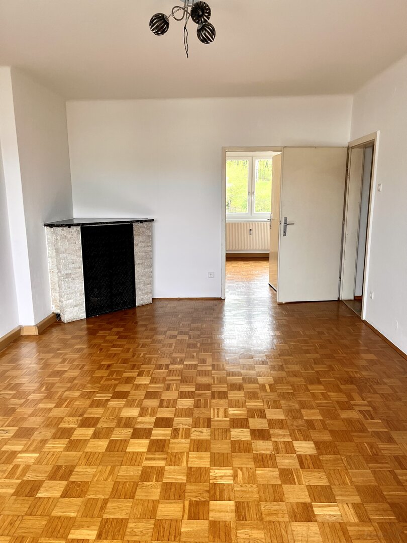 Wohnzimmer mit Zugang ins Schlafzimmer