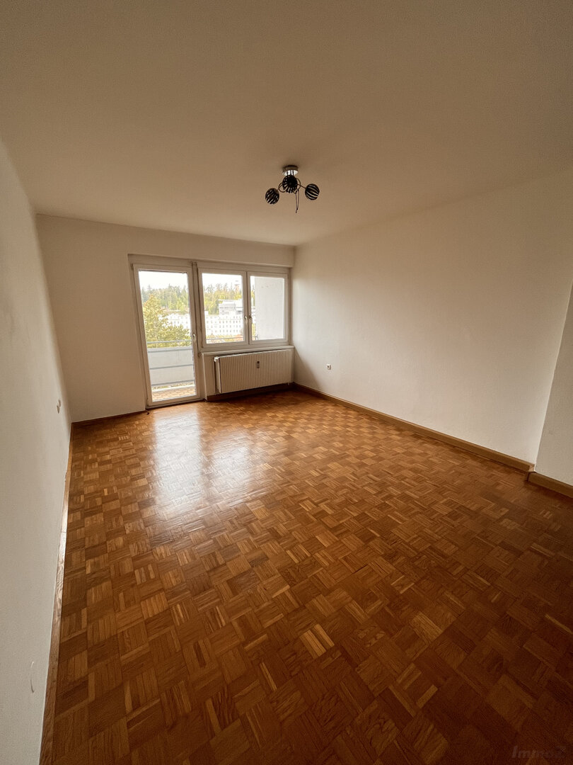 Wohnzimmer mit Ausgang auf den Balkon