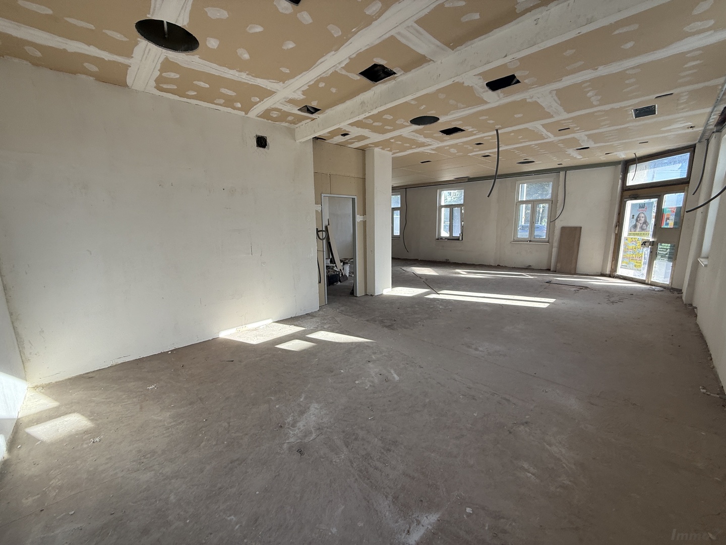 Büro/Geschäftsfläche, Ausbaubar nach Ihren Wünschen - Zugang über Straße direkt möglich