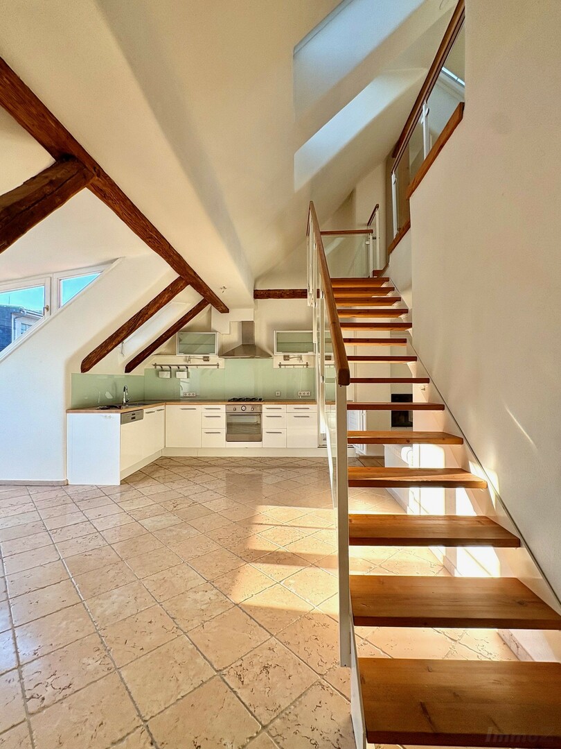 Gesamtansicht Küche und Treppe ins 4. OG