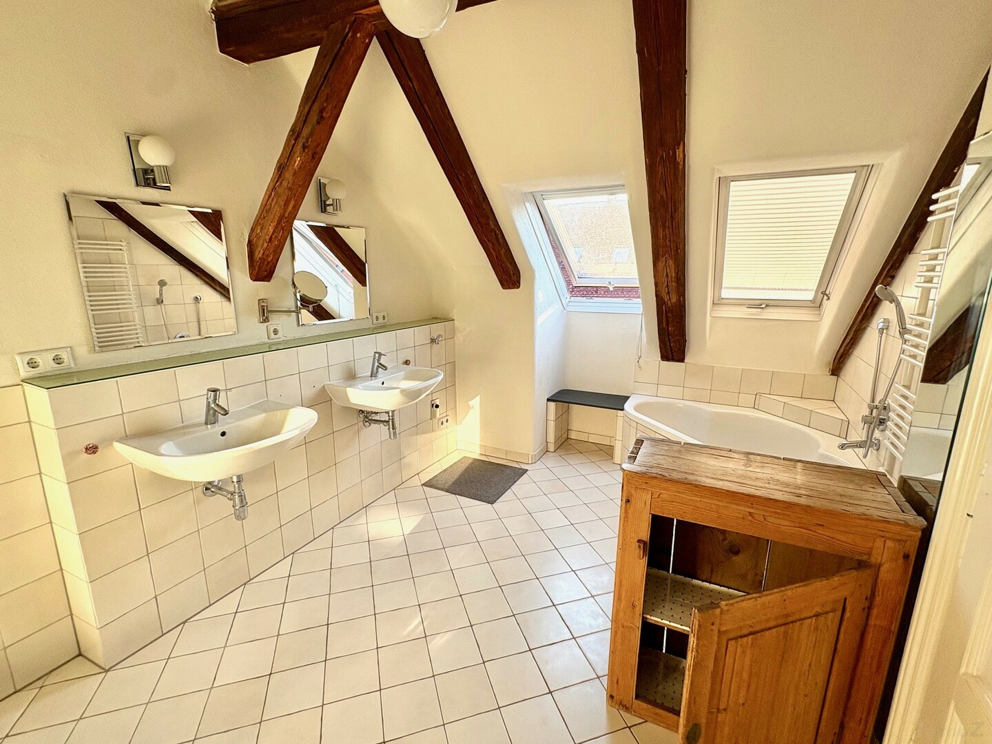 Badzimmer mit Doppelwaschbecken, Wanne, Fenster...
