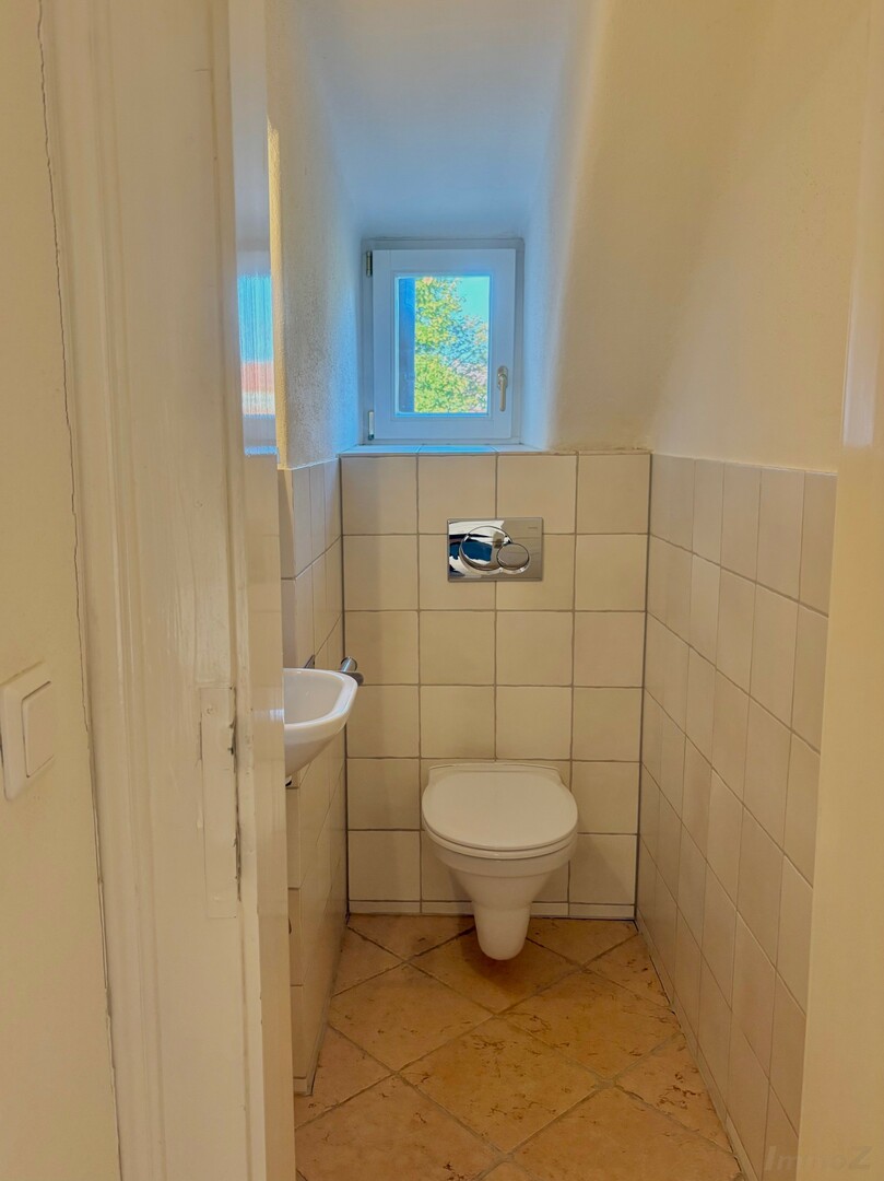 separates WC